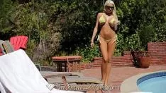 Jouer Summertime brielle squanderjob et baisée par la flaque d'eau