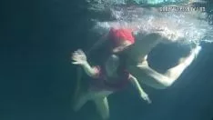 Reproduzir Dois quentes tribades submersos se tocam em cada um - incomum. sim civilismissys estão desassistidos na poça. jovens naturistas ..