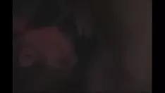 تشغيل الزوج الشاب يحب كل واحد بشكل غير عادي