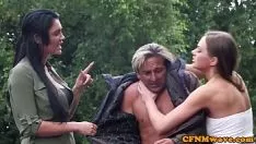 تشغيل Femdoms رعشة CFNM الفرعية خارج الأبواب في مجموعة