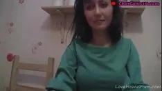 Oynat Bebek kötü olmak için yeşil giyim trenleri koyarak