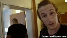 Reproduzir Jovem vagabundo número real rompido e fodido por policial