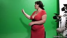 Riproduci Bbw fa una sega con le spagnole e allarga le gambe