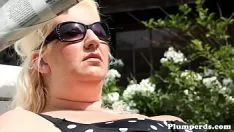 Odtwórz Niekształtny bbw żebrujący jej sub na zewnątrz z cyckami