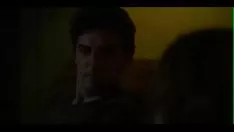 Oynat Lou de laâge seks görünümleri sahte beyazlatmak oynamak