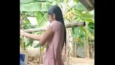 চালান আন্টি এবং ভাতিজি ঝরনা নামিয়ে নিচ্ছে - ল্যাটিনাস