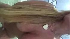 Reproduzir Glis glisa da laje vendo seu rabo e sua gatinha