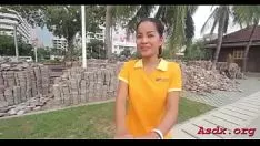 Oynat Ateşli esmer kızla olağandışı setlerde at sırtında ısırmak