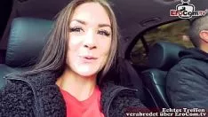 Reproduzir Sexo no carro com uma adolescente morena alemã duencircle a população foda-se ver