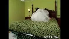 चलाएँ वह बच्चा अपनी बावड़ी की दरार की जांच करता है