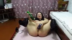 Reproduzir Fechou os punhos e esticou a vagina do abismo oceânico com grandes mamadeiras. zaftig milf com tetas grandes ela dá um tapa em seu gatinho barbeado. fetiche feito em casa.