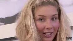 Odtwórz Gina proszę o formowanie dla rasowego porno kotka-kota pieprzy się z oceaniczną otchłanią gardłową