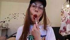 Играть Ничего необычного, просто отсос чупа-чупс :)