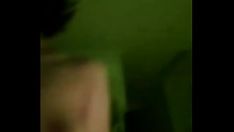 চালান অশ্লীল জায়গায় একজন পুরুষকে চুদছে