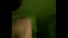 চালান অশ্লীল জায়গায় একজন পুরুষকে চুদছে
