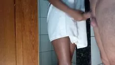 Reproduzir Minha irmã carinhosa quer me dar o gatinho que vi ela tomar banho e comê-la
