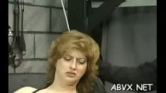 Jouer Beau beau idéal la regarde personnifier devant la caméra de télévision