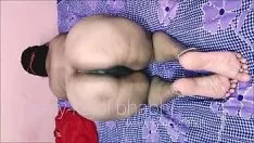 播放 履带同志不在位，嫂子真的很热，她用拇指插在屁股和小猫上来消除瘙痒