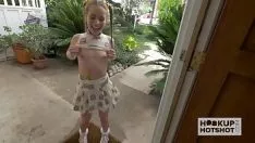 تشغيل مراهق صغير الحجم يلامس رجل من الفضاء الإلكتروني