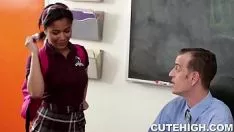 Reproduzir A fábula Sulfurous loni cede a manobra e é atingida por um belo gumshoe