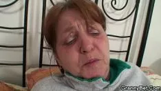 Abspielen Er flickt einen alten glatthaarigen Kitty-Cat-Oma-Knoten