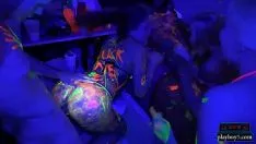 Abspielen College-Jugendliche verbrennen in der Nacht betrunkene Feierlichkeiten in einem Wohnheim