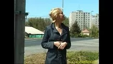 Odtwórz Ciasna blond sikanie na zewnątrz