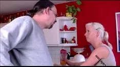 Abspielen Das Hochdeutsche drückte den selbstgebrauten, nicht professionellen, blonden jungen barkertitle aus