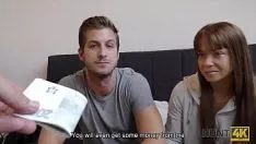 Afspelen Op jacht naar 4k. mede-overtekende kat van het meisje om te passen voor nox
