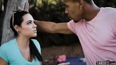 Jouer Un sans-abri voyeur de tom regarde un couple racial fucworld-beater
