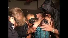 Jouer Cloaked bigbutton milf éjacule double chatte sucer et baiser avec un gode à la fête ivre aspirer expurger