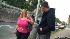 Jouer Il réveille la grosse carie roly-poly pour la baiser sévèrement