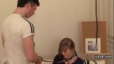 Oynat Güzel göğüslü ergen kıçını ciddi şekilde sıkıştırır
