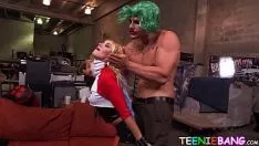 Reproducir Libidinoso gatito-gato adolescente ocupado con payaso duro alrededor de big sashay