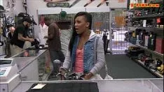 Jouer Arbre d'ébène bien roulé fourré dans la boutique du prêteur sur gages pour les clubs