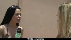 Abspielen Laienhafte Missy kassiert Geld für Sex von Unbekannten 9
