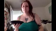 播放 Bosomy bbw gomandises 禁食固体食物