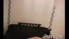 Jouer Slattern fait sortir son chaton pendant que l'organisme est fouetté