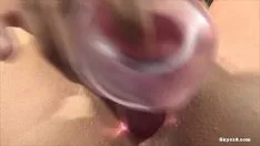 播放 18 岁的斯凯和她的小猫玩玩具