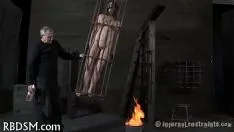 Abspielen Tragen Sie im Helm einen Metallelementkäfig