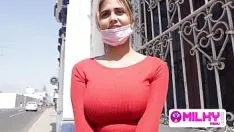 चलाएँ बड़े स्तन वाली लैटिना कुछ तस्वीरों के लिए मेरे स्टूडियो में आती है।