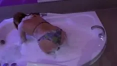 Riproduci La bellissima moglie del mio amico si gode la jacuzzi del motel prima di scoparla, adora il cazzo