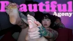 Redare Frumoasă agonie a unei fete drăguțe cu tatuaj până la squirt.