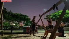 चलाएँ मुझे सार्वजनिक चौराहे पर दो बिल्कुल नई लड़कियाँ मिलीं, उन्होंने उन्हें स्वादिष्ट मुख-मैथुन दिया
