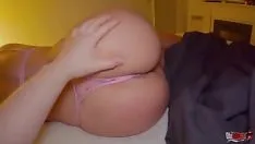 Reproducir Madrastra sexy frota su culo contra la polla de su hijastro y se la mete dentro