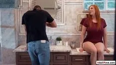 播放 丰满的红发继母 tittyfucks 继子