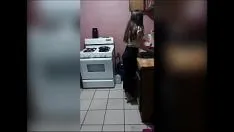 Jouer Arrêt! jeune belle-mère de seulement 18 ans seule à la maison et le beau-fils en profite, vraie maison