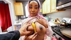 Afspelen Prachtige rondborstige dame die een hijab draagt, tot seks verleid door haar amerikaanse vriend (lily starfire)