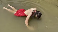播放 湿红色连衣裙“漂浮”在水面上