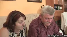 Jouer Trouver un couple d'âge mûr baise sa nouvelle copine